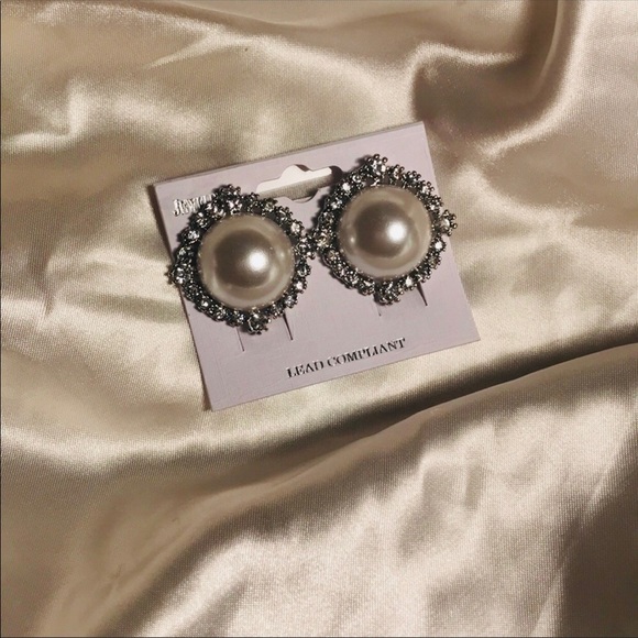 Jewelry - Pearl Rhinestone Earrings ✨